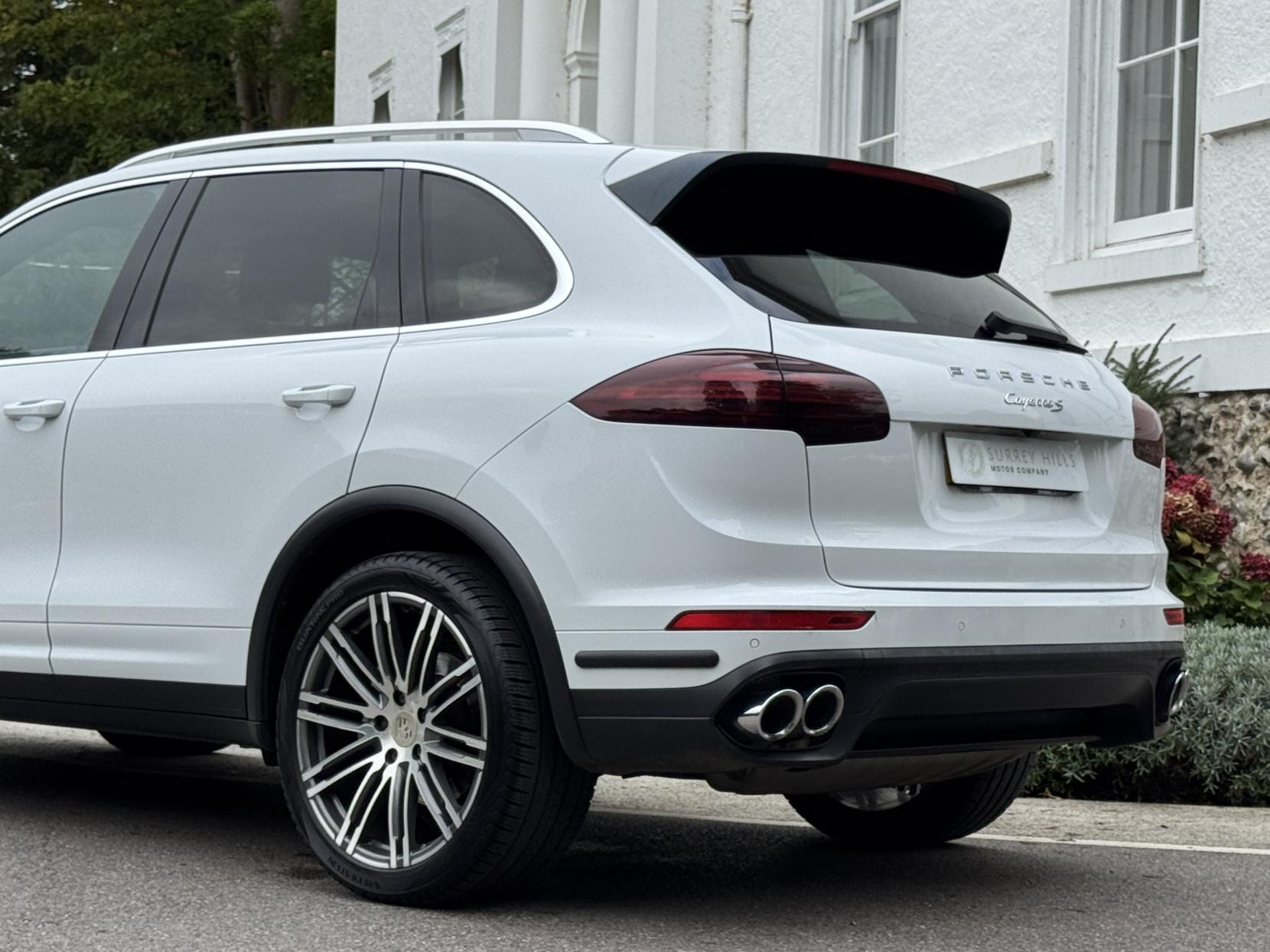 Porsche Cayenne 4.2 TD V8 S SUV 5dr Diesel TiptronicS 4WD Euro 5 (s/s) (385 ps)