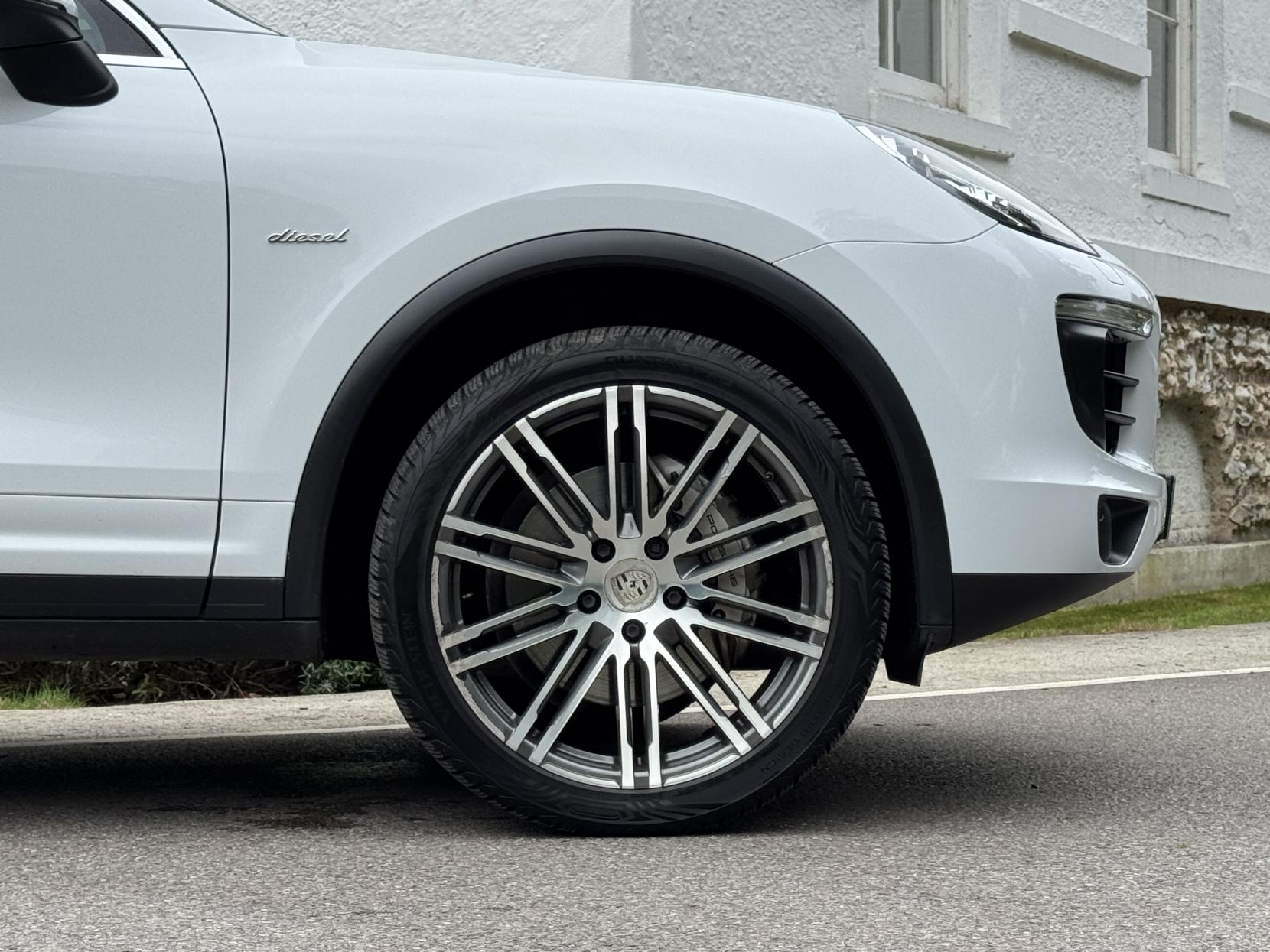 Porsche Cayenne 4.2 TD V8 S SUV 5dr Diesel TiptronicS 4WD Euro 5 (s/s) (385 ps)