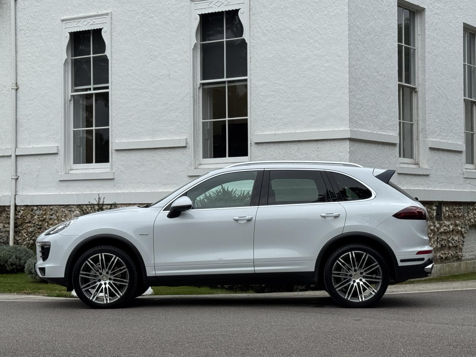 Porsche Cayenne 4.2 TD V8 S SUV 5dr Diesel TiptronicS 4WD Euro 5 (s/s) (385 ps)