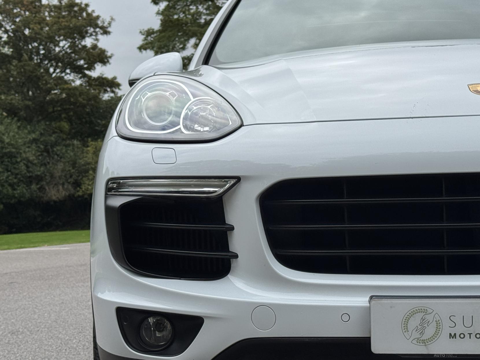 Porsche Cayenne 4.2 TD V8 S SUV 5dr Diesel TiptronicS 4WD Euro 5 (s/s) (385 ps)