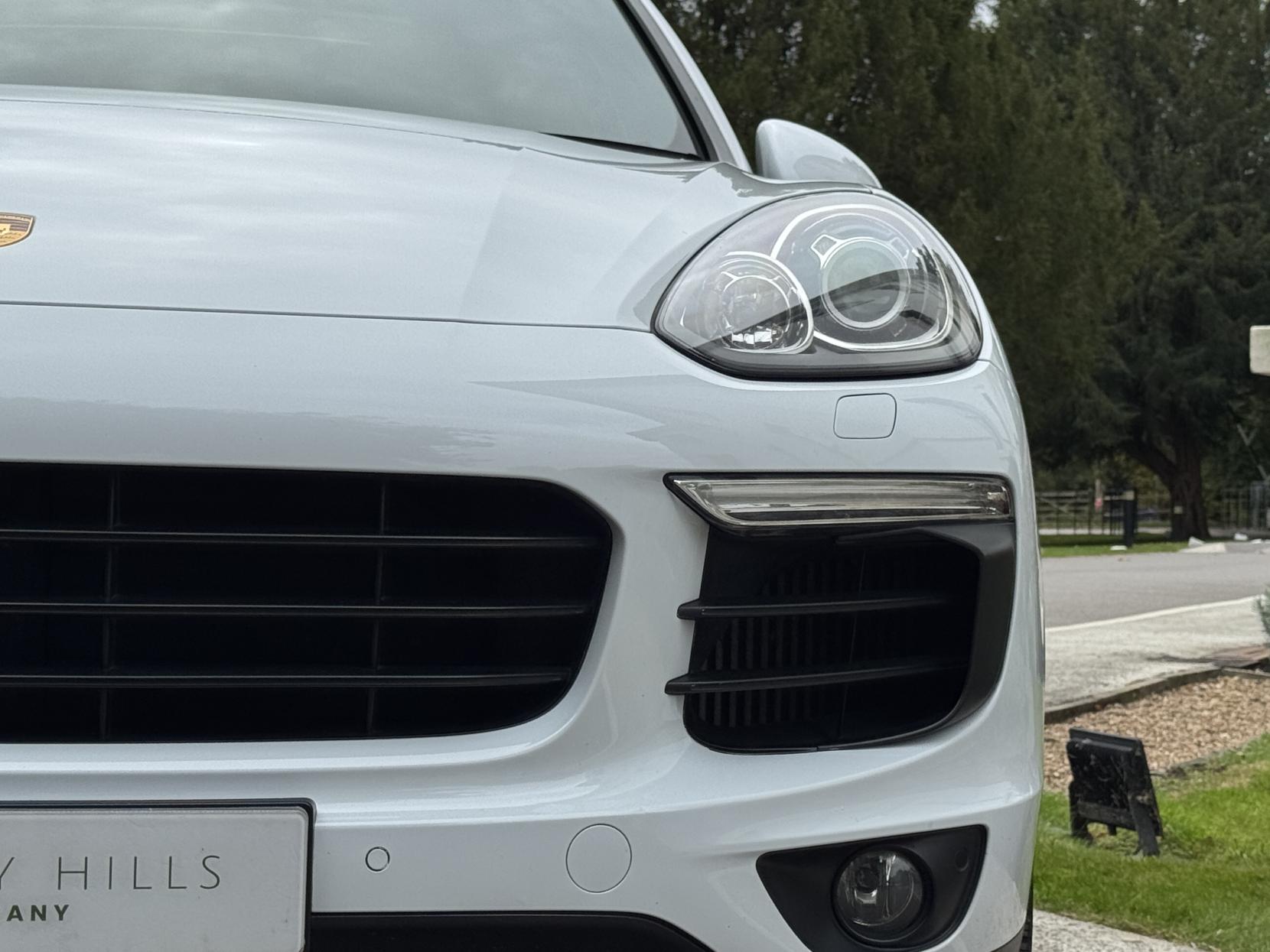 Porsche Cayenne 4.2 TD V8 S SUV 5dr Diesel TiptronicS 4WD Euro 5 (s/s) (385 ps)