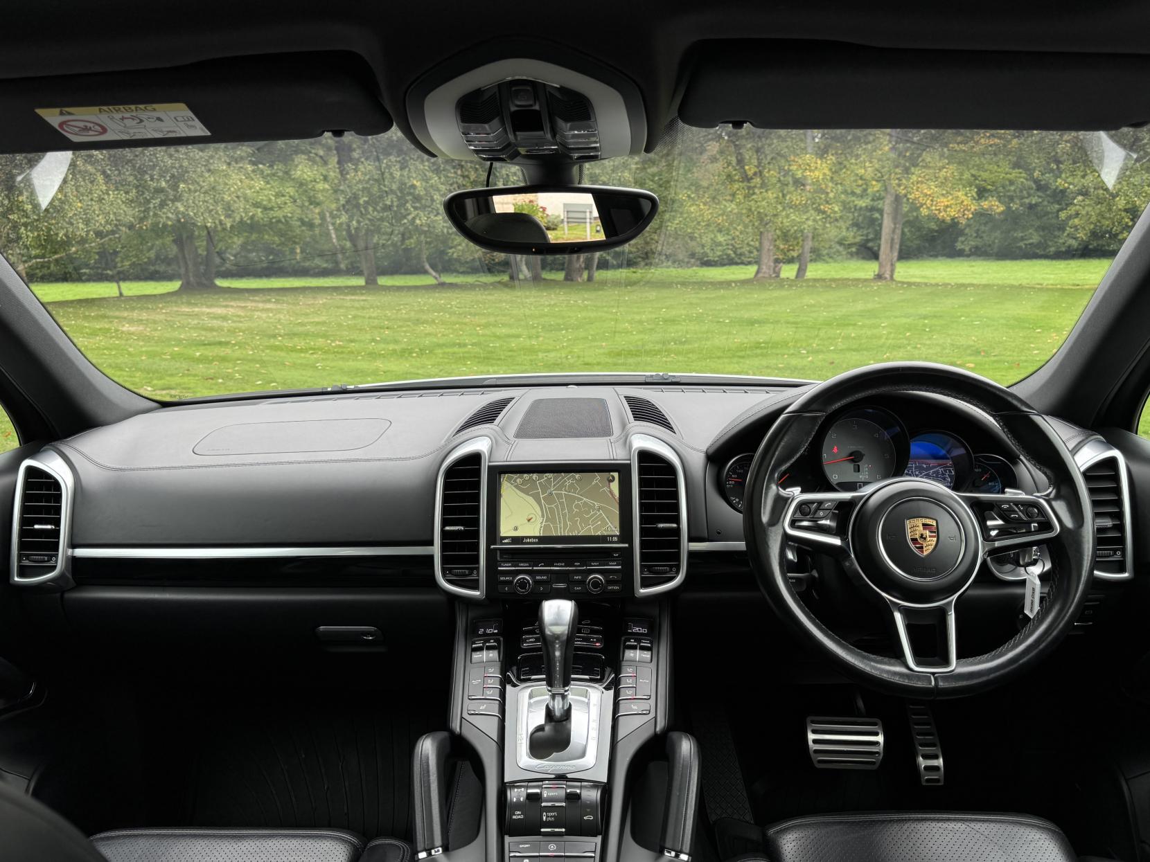 Porsche Cayenne 4.2 TD V8 S SUV 5dr Diesel TiptronicS 4WD Euro 5 (s/s) (385 ps)