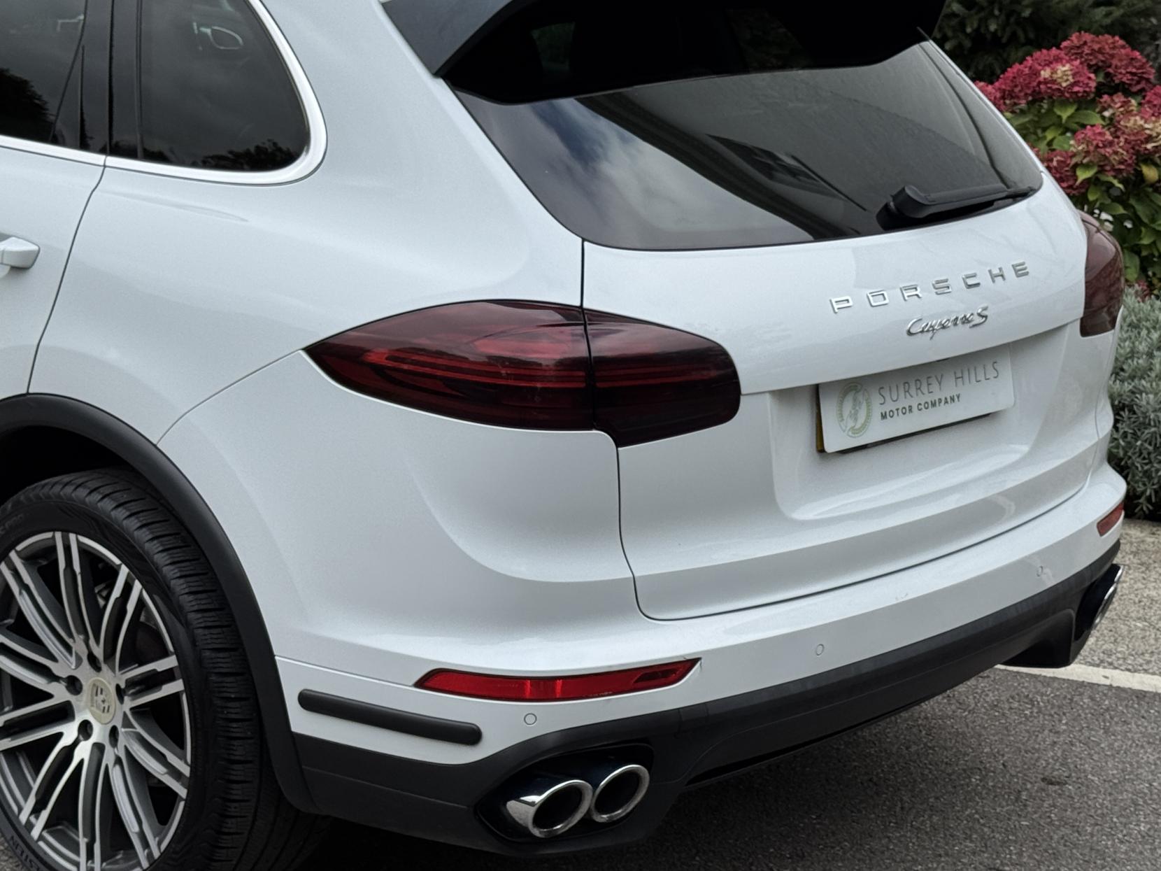 Porsche Cayenne 4.2 TD V8 S SUV 5dr Diesel TiptronicS 4WD Euro 5 (s/s) (385 ps)