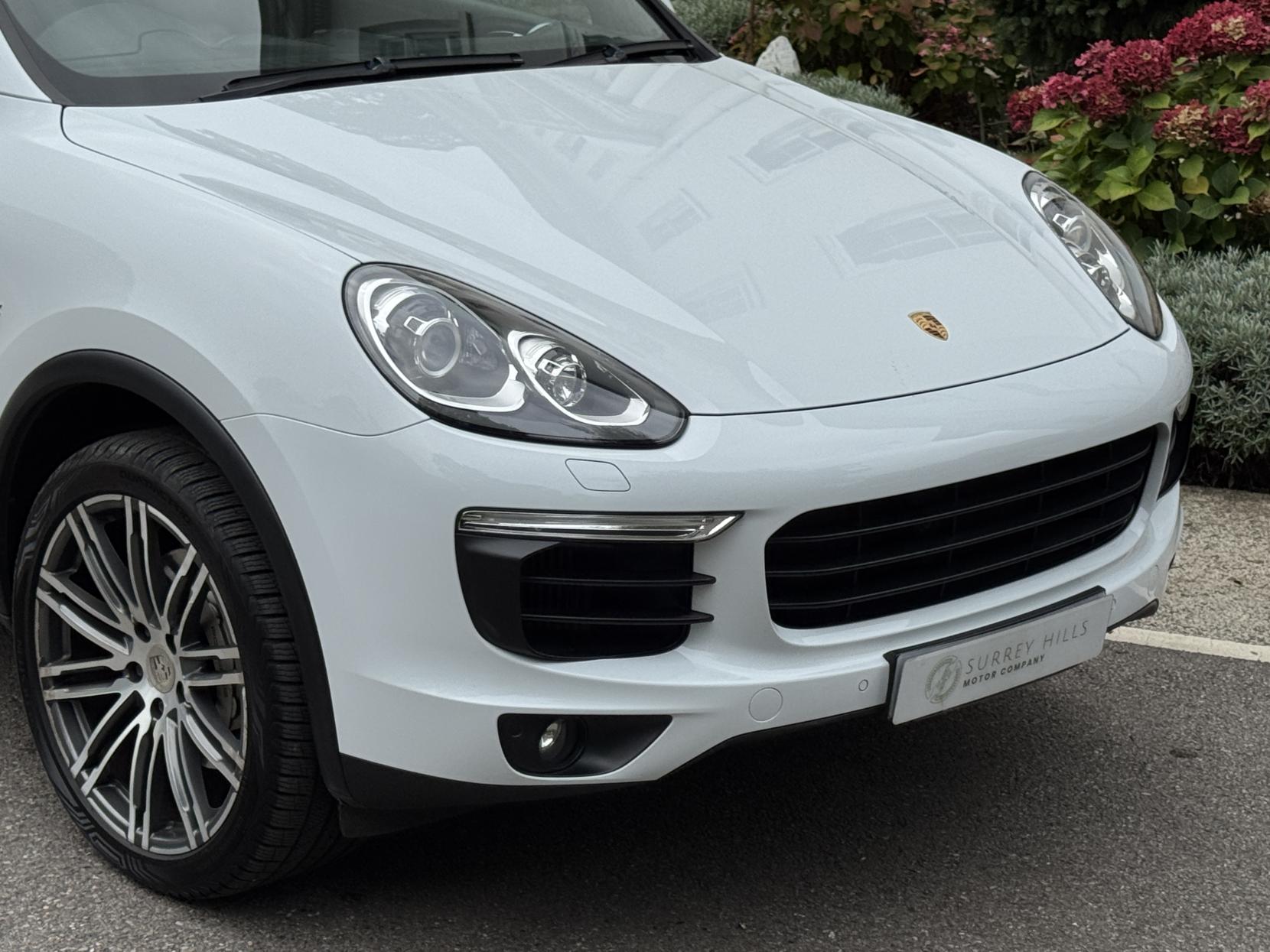 Porsche Cayenne 4.2 TD V8 S SUV 5dr Diesel TiptronicS 4WD Euro 5 (s/s) (385 ps)