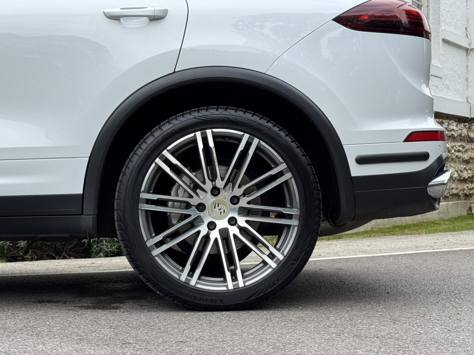 Porsche Cayenne 4.2 TD V8 S SUV 5dr Diesel TiptronicS 4WD Euro 5 (s/s) (385 ps)