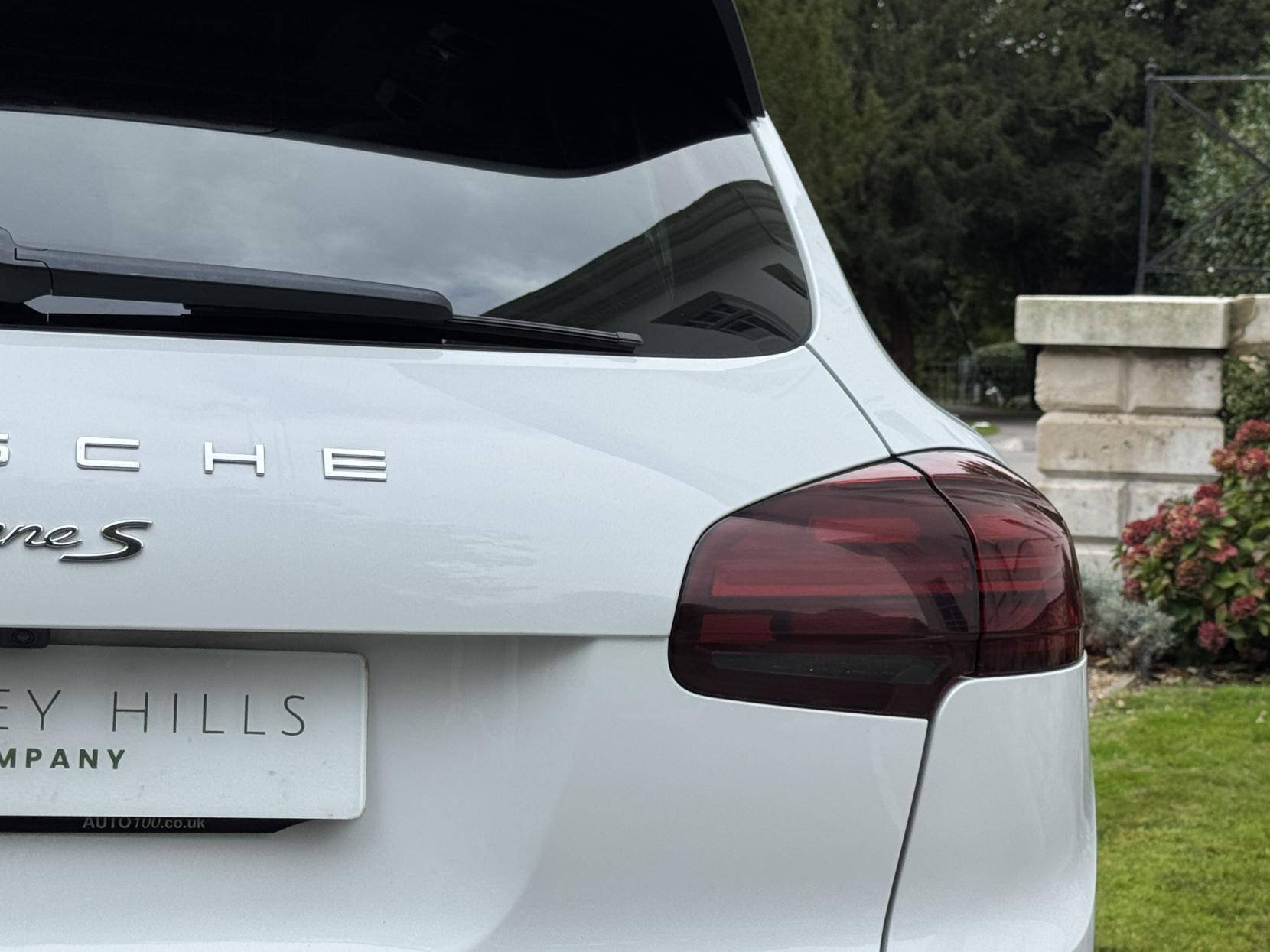 Porsche Cayenne 4.2 TD V8 S SUV 5dr Diesel TiptronicS 4WD Euro 5 (s/s) (385 ps)