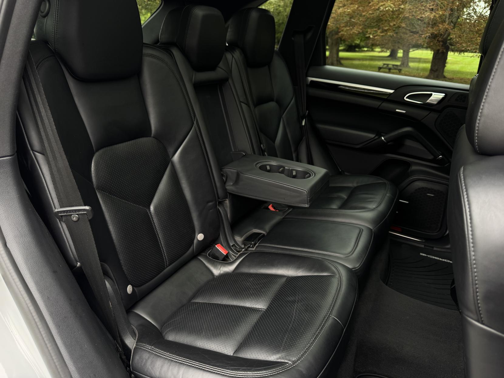 Porsche Cayenne 4.2 TD V8 S SUV 5dr Diesel TiptronicS 4WD Euro 5 (s/s) (385 ps)