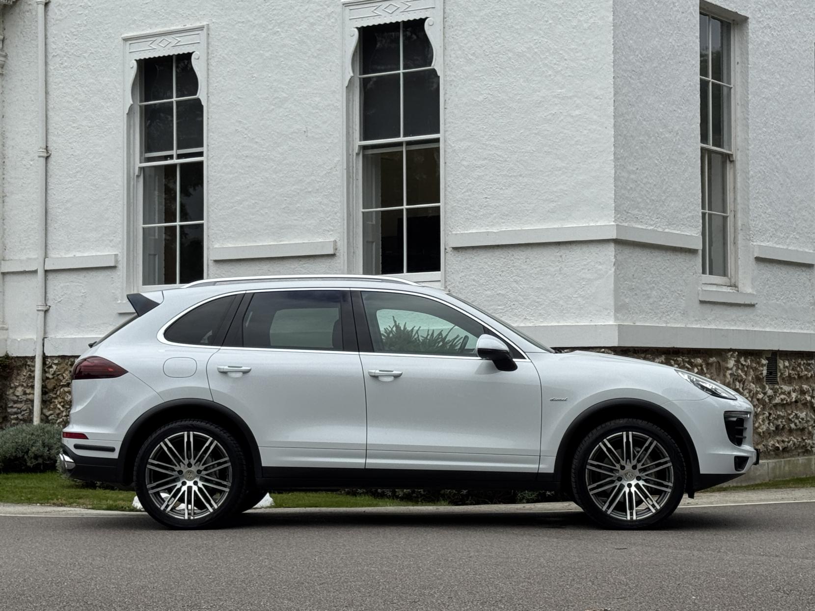 Porsche Cayenne 4.2 TD V8 S SUV 5dr Diesel TiptronicS 4WD Euro 5 (s/s) (385 ps)