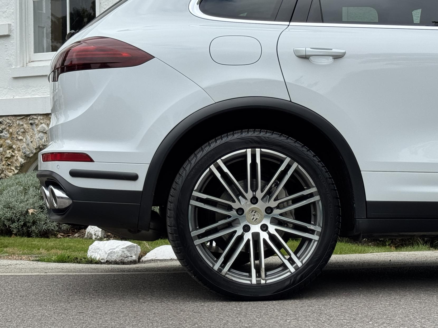 Porsche Cayenne 4.2 TD V8 S SUV 5dr Diesel TiptronicS 4WD Euro 5 (s/s) (385 ps)
