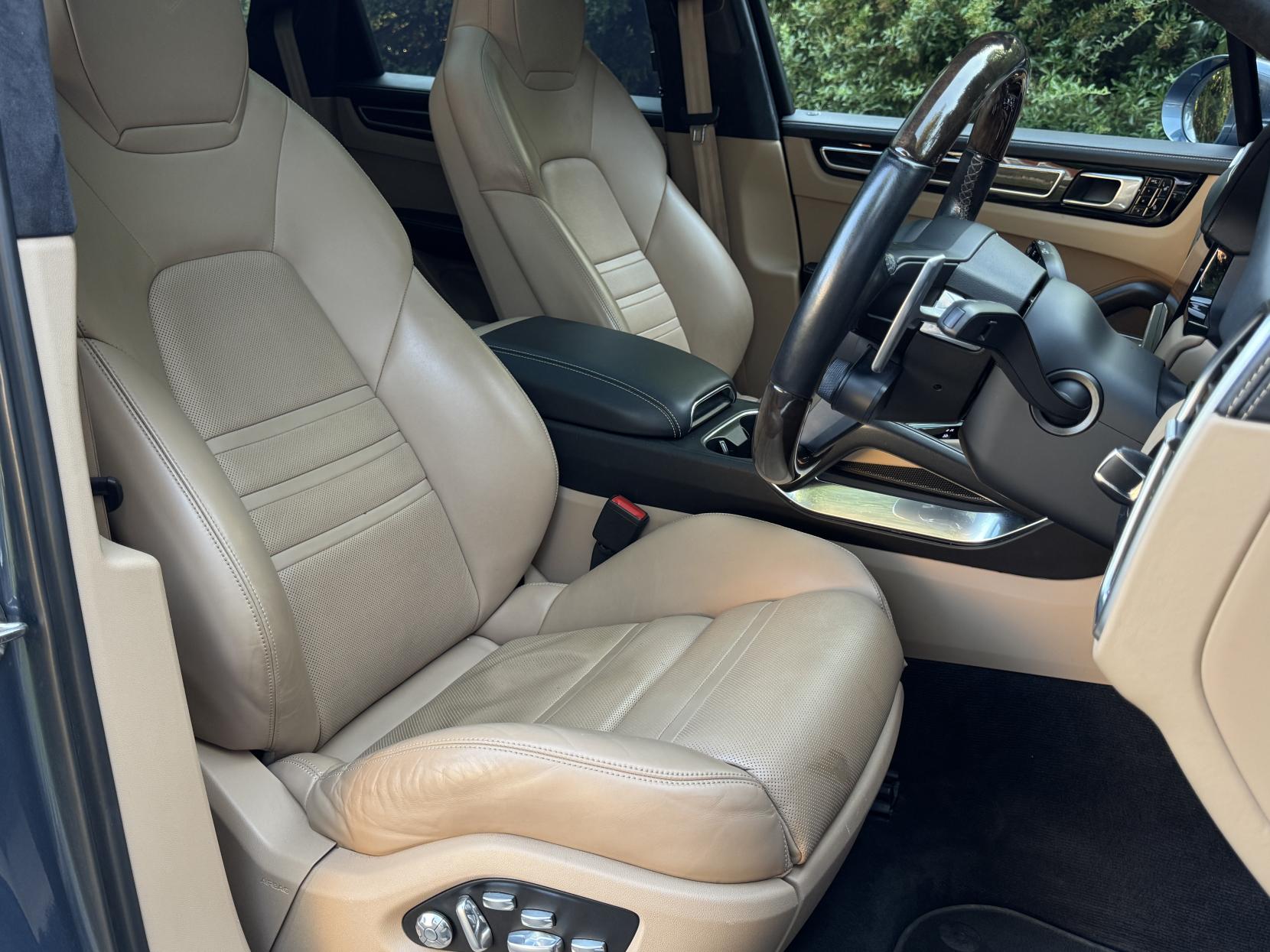Porsche Cayenne 4.0T V8 Turbo SUV 5dr Petrol TiptronicS 4WD Euro 6 (s/s) (550 ps)