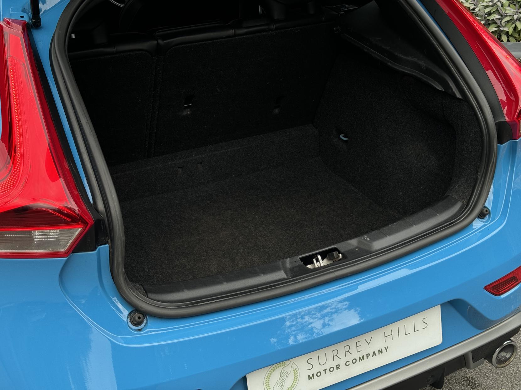 Volvo V40 2.0 D4 R-Design Lux Hatchback 5dr Diesel Geartronic Euro 5 (s/s) (177 ps)
