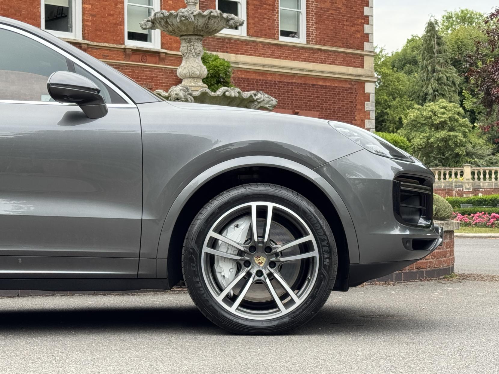 Porsche Cayenne 4.0T V8 Turbo SUV 5dr Petrol TiptronicS 4WD Euro 6 (s/s) (550 ps)
