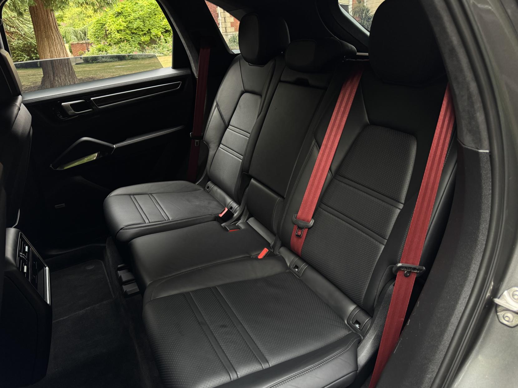 Porsche Cayenne 4.0T V8 Turbo SUV 5dr Petrol TiptronicS 4WD Euro 6 (s/s) (550 ps)