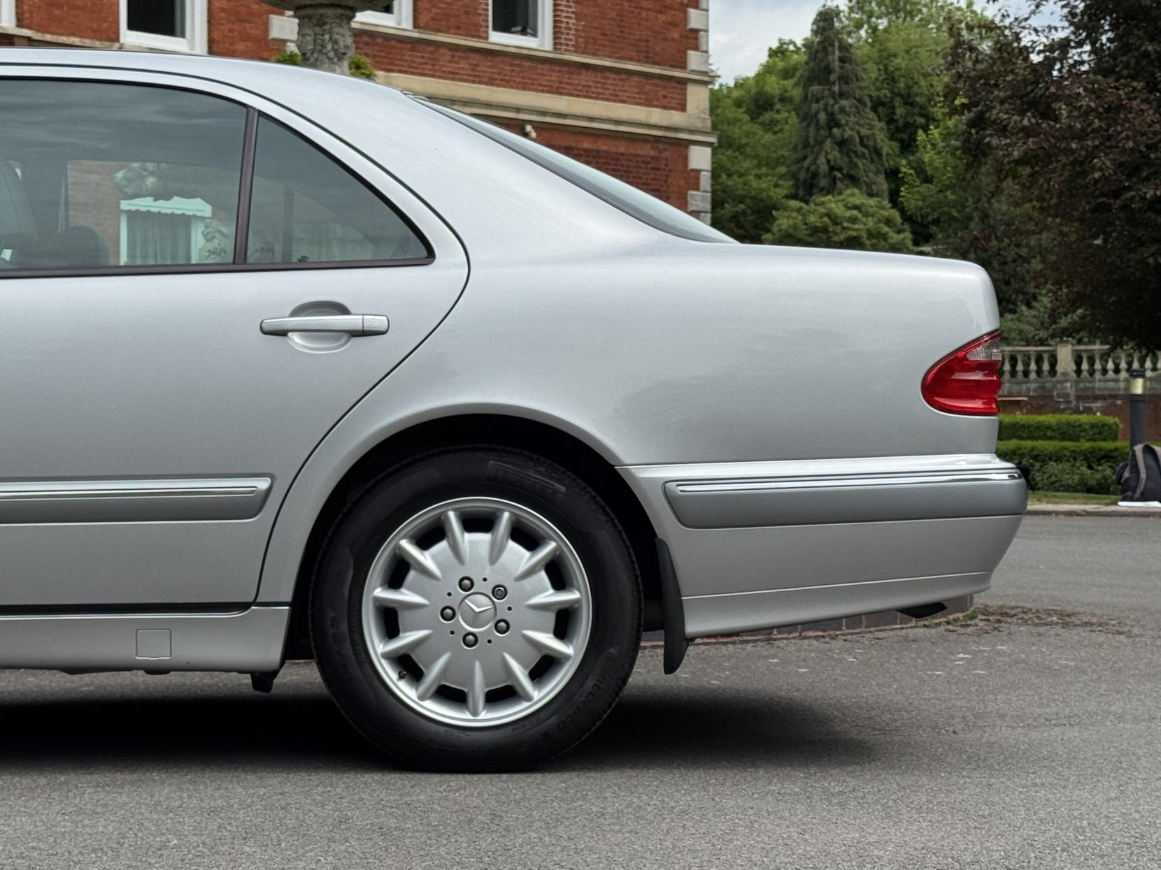 Mercedes-Benz E Class 2.6 E240 Elegance Saloon 4dr Petrol Automatic (261 g/km, 170 bhp)