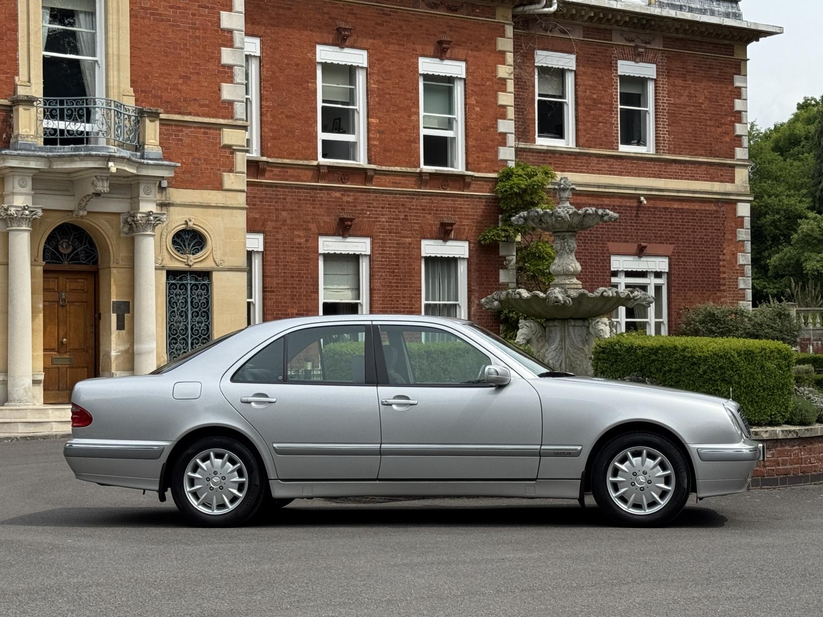 Mercedes-Benz E Class 2.6 E240 Elegance Saloon 4dr Petrol Automatic (261 g/km, 170 bhp)