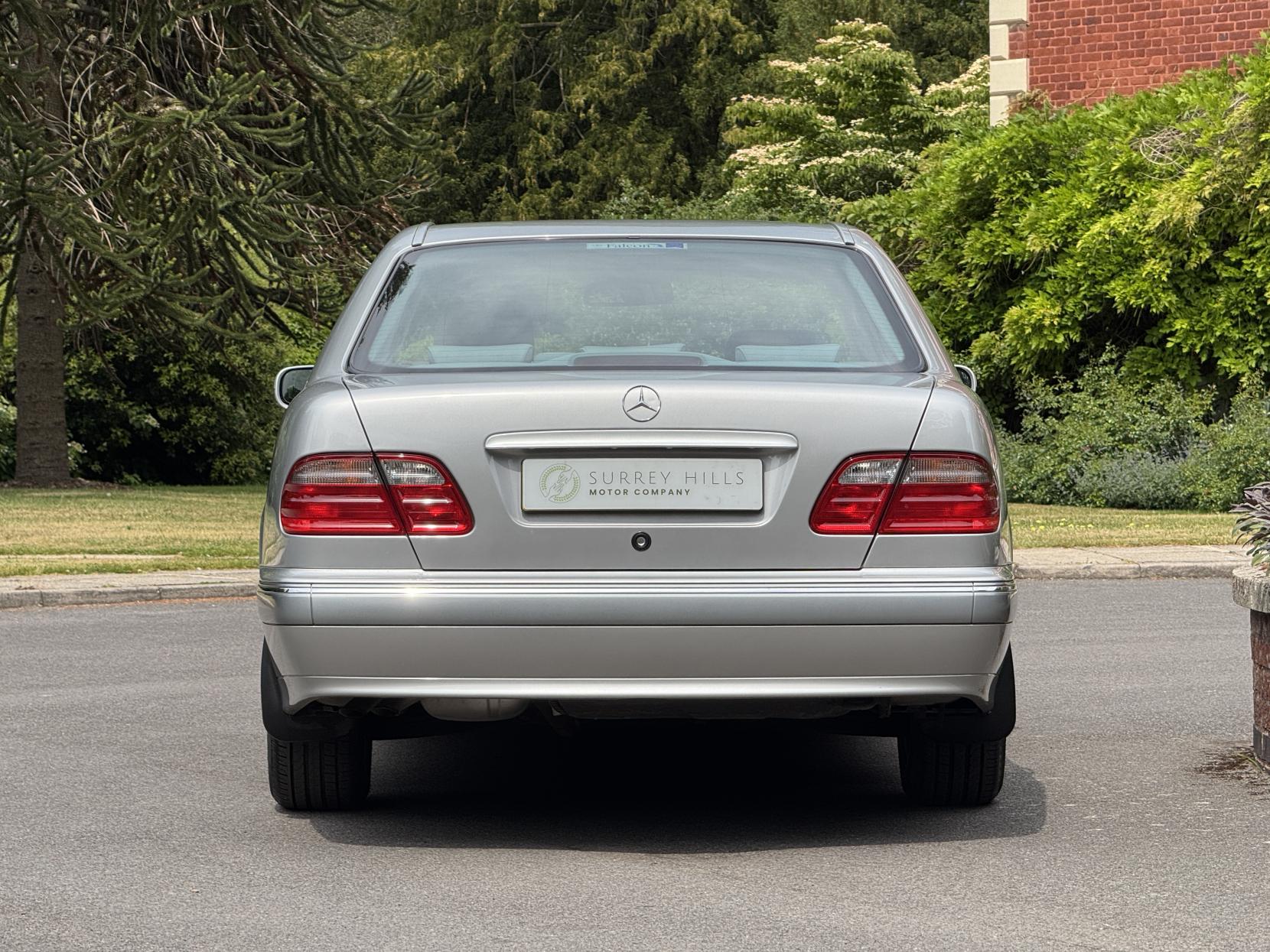 Mercedes-Benz E Class 2.6 E240 Elegance Saloon 4dr Petrol Automatic (261 g/km, 170 bhp)