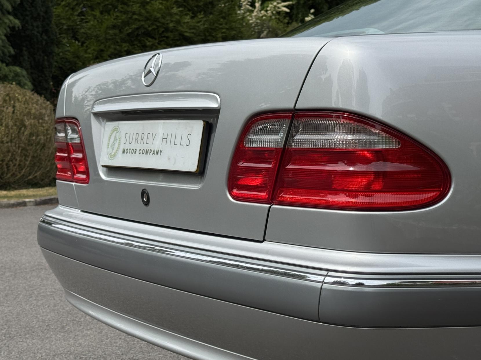Mercedes-Benz E Class 2.6 E240 Elegance Saloon 4dr Petrol Automatic (261 g/km, 170 bhp)