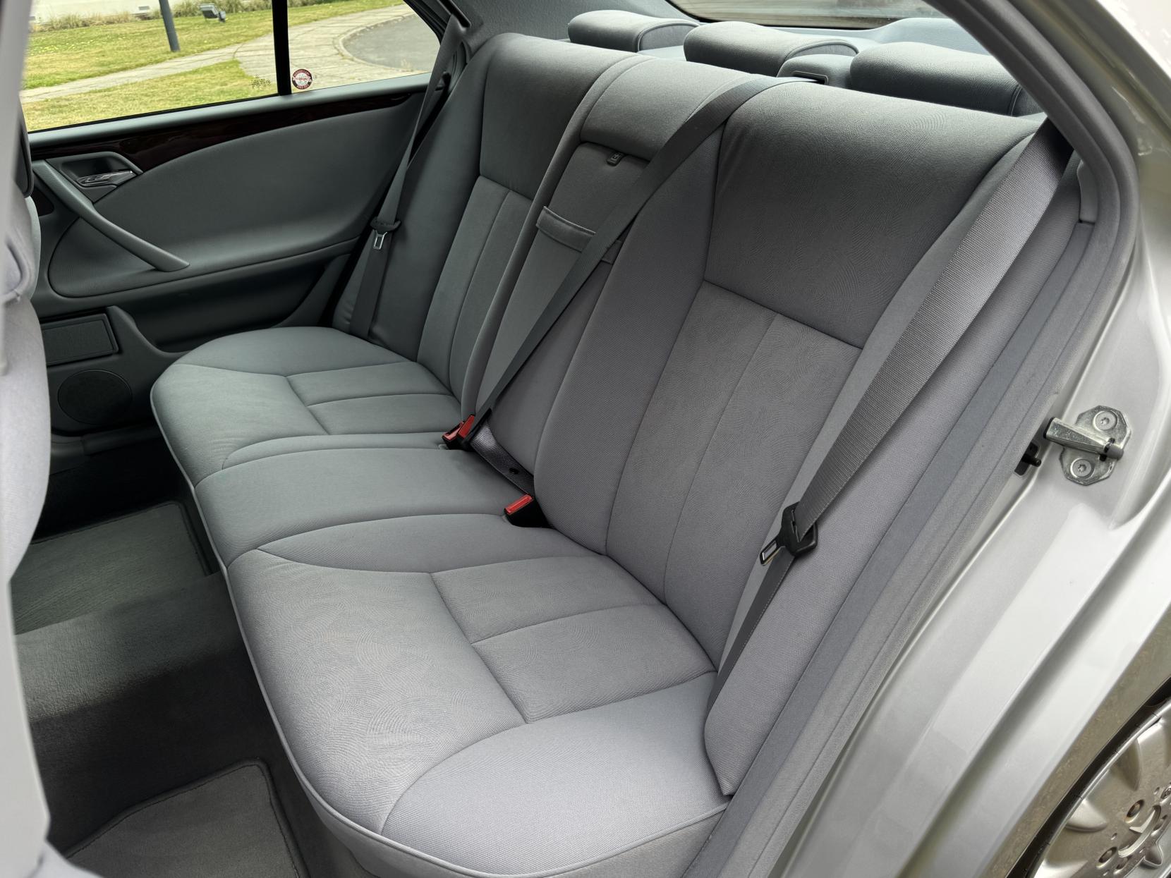 Mercedes-Benz E Class 2.6 E240 Elegance Saloon 4dr Petrol Automatic (261 g/km, 170 bhp)