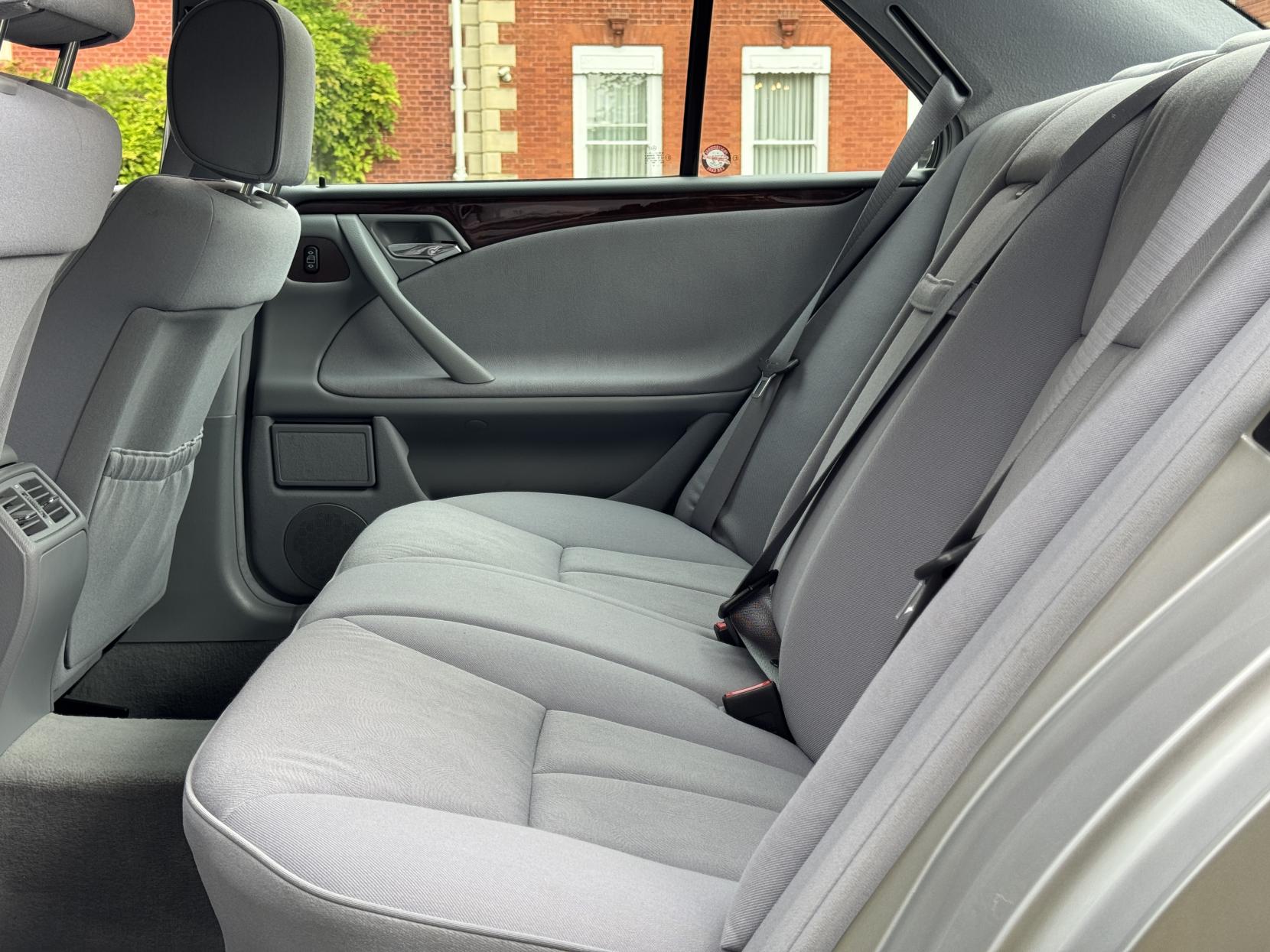 Mercedes-Benz E Class 2.6 E240 Elegance Saloon 4dr Petrol Automatic (261 g/km, 170 bhp)