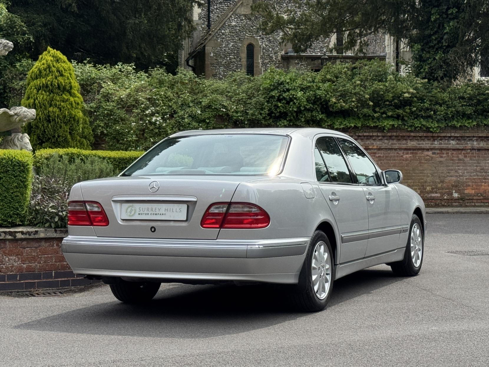 Mercedes-Benz E Class 2.6 E240 Elegance Saloon 4dr Petrol Automatic (261 g/km, 170 bhp)