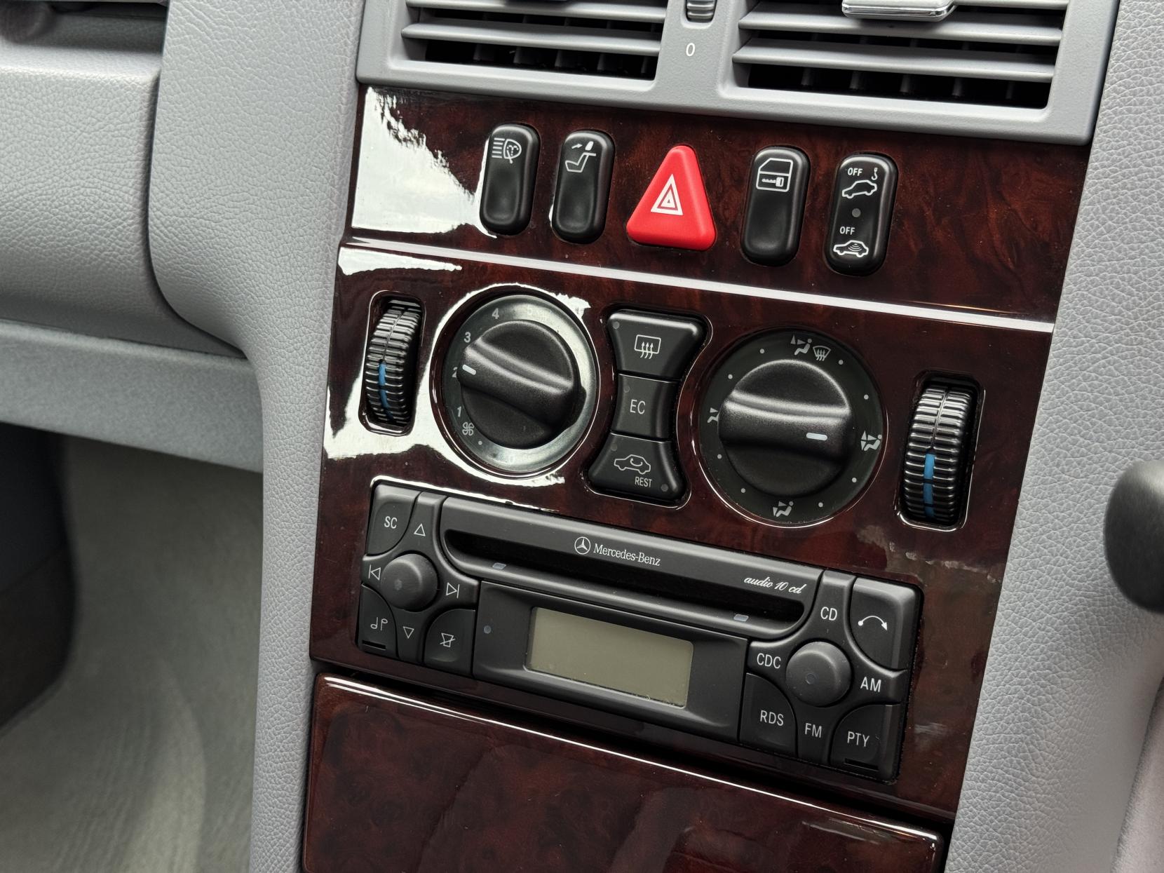 Mercedes-Benz E Class 2.6 E240 Elegance Saloon 4dr Petrol Automatic (261 g/km, 170 bhp)