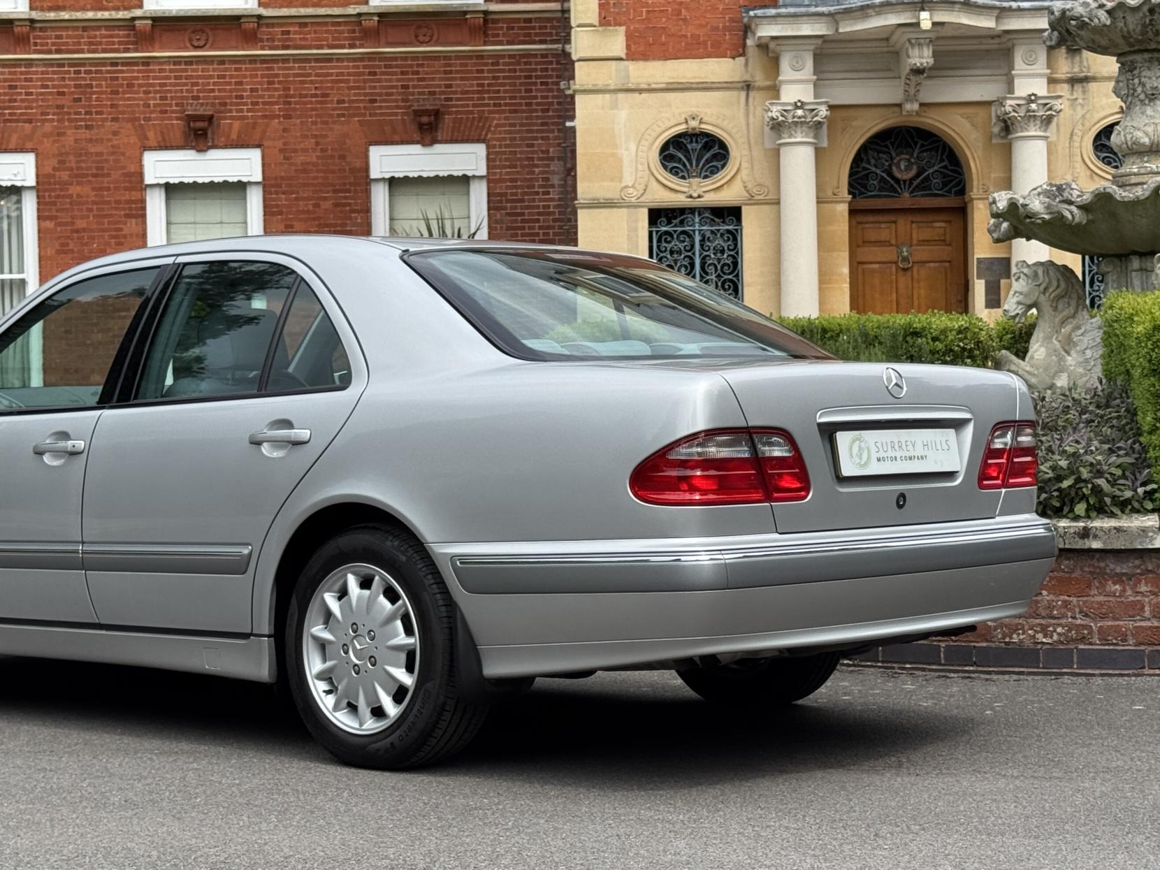 Mercedes-Benz E Class 2.6 E240 Elegance Saloon 4dr Petrol Automatic (261 g/km, 170 bhp)