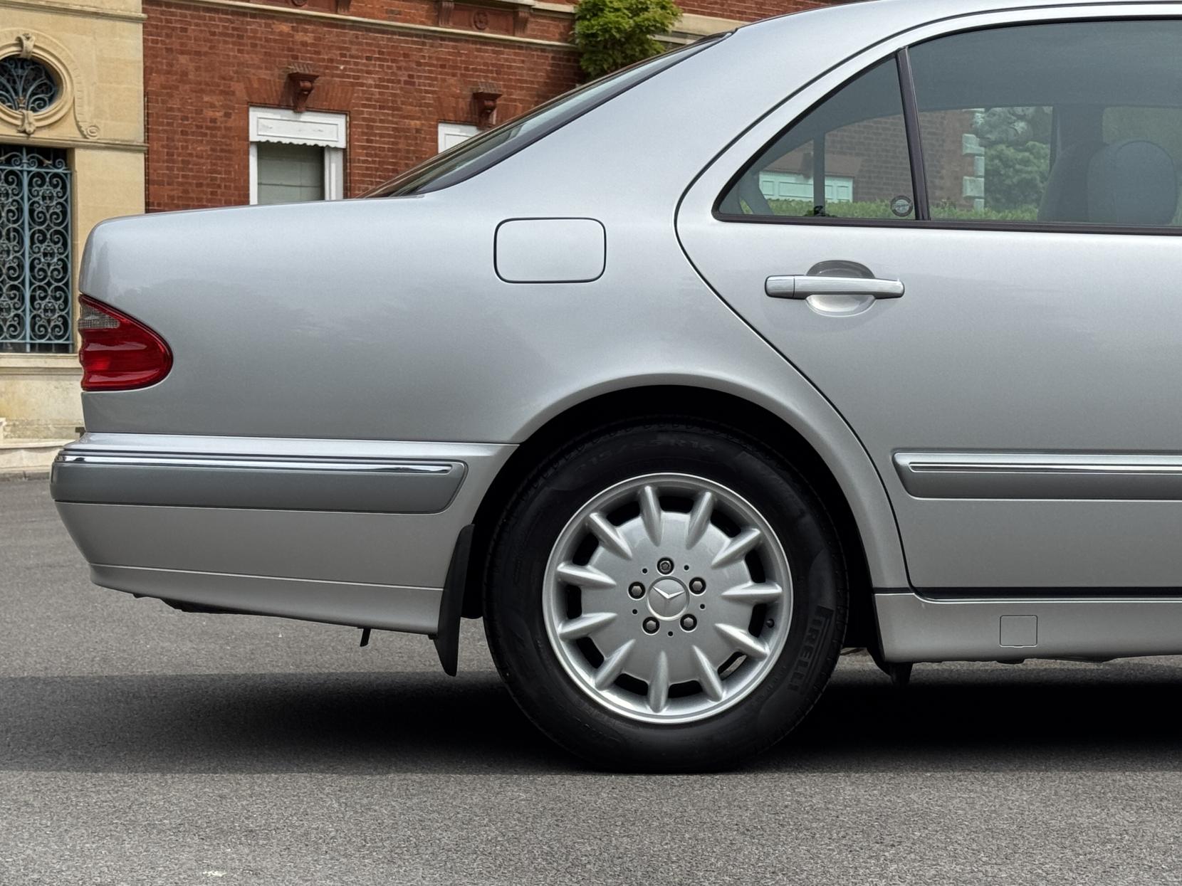 Mercedes-Benz E Class 2.6 E240 Elegance Saloon 4dr Petrol Automatic (261 g/km, 170 bhp)