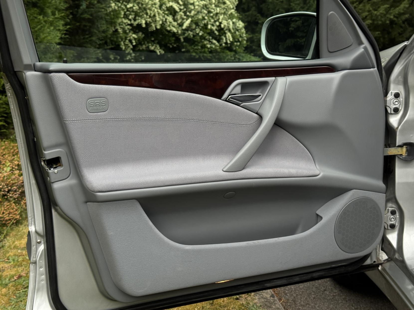 Mercedes-Benz E Class 2.6 E240 Elegance Saloon 4dr Petrol Automatic (261 g/km, 170 bhp)