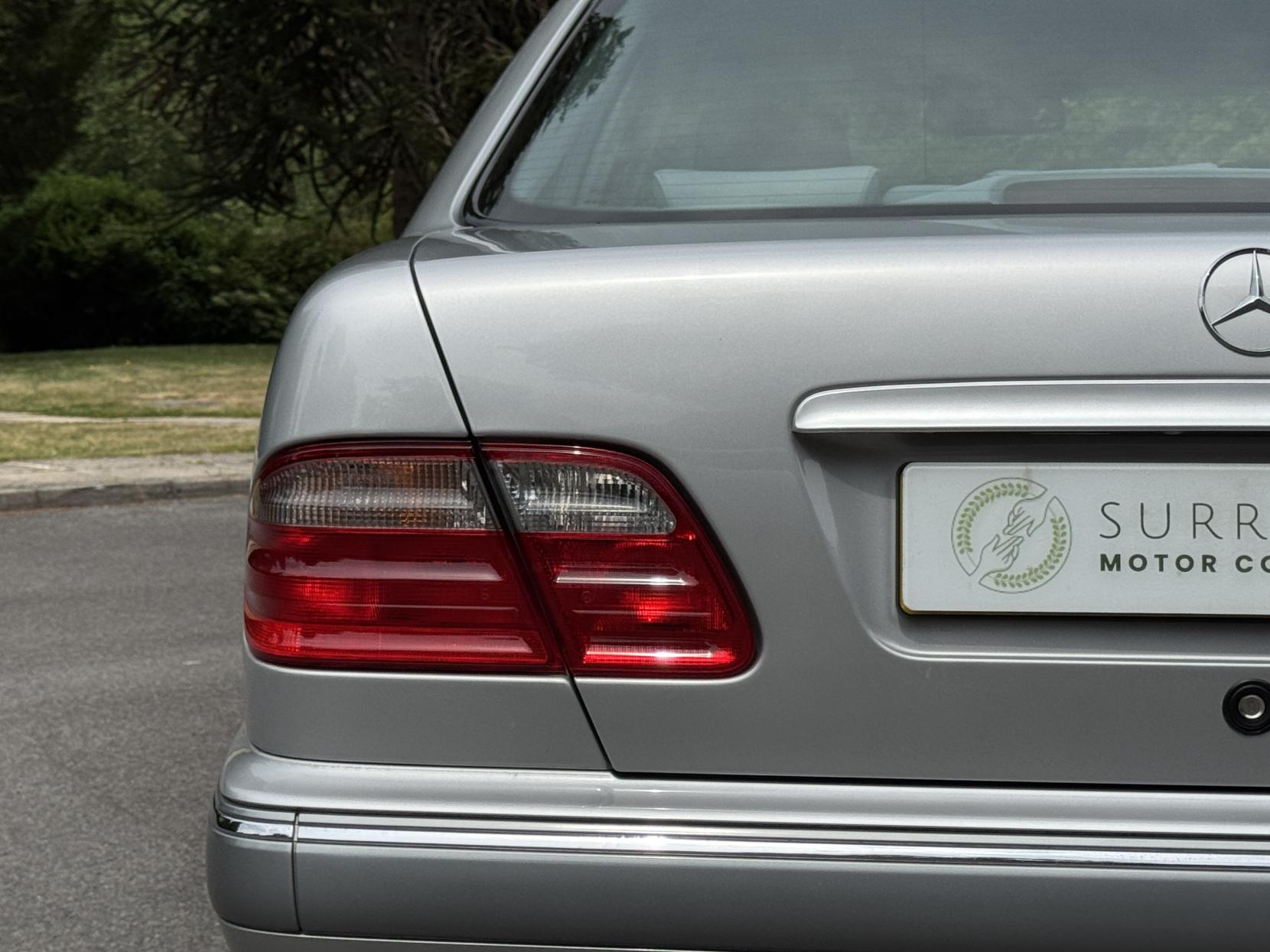Mercedes-Benz E Class 2.6 E240 Elegance Saloon 4dr Petrol Automatic (261 g/km, 170 bhp)