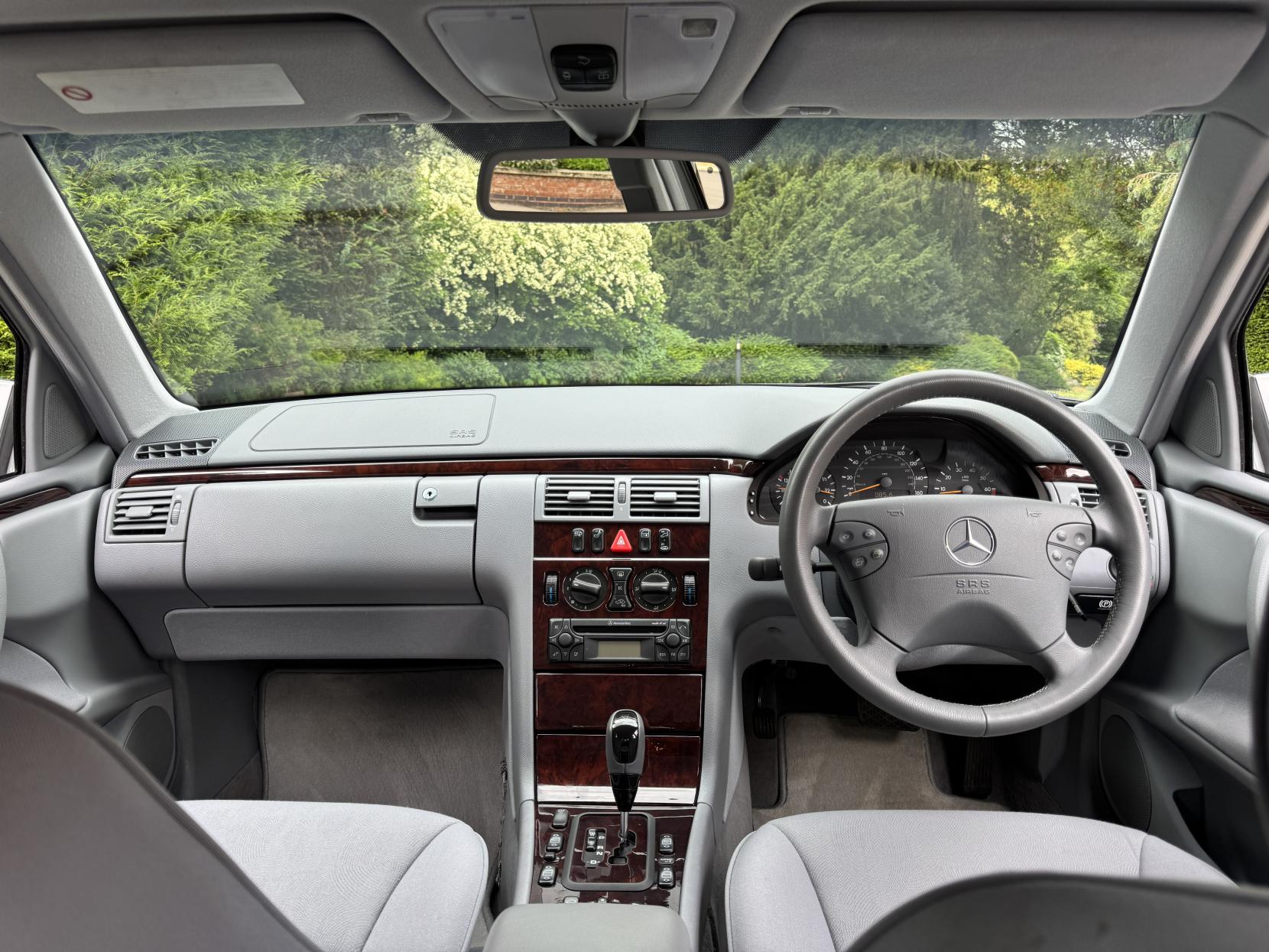 Mercedes-Benz E Class 2.6 E240 Elegance Saloon 4dr Petrol Automatic (261 g/km, 170 bhp)
