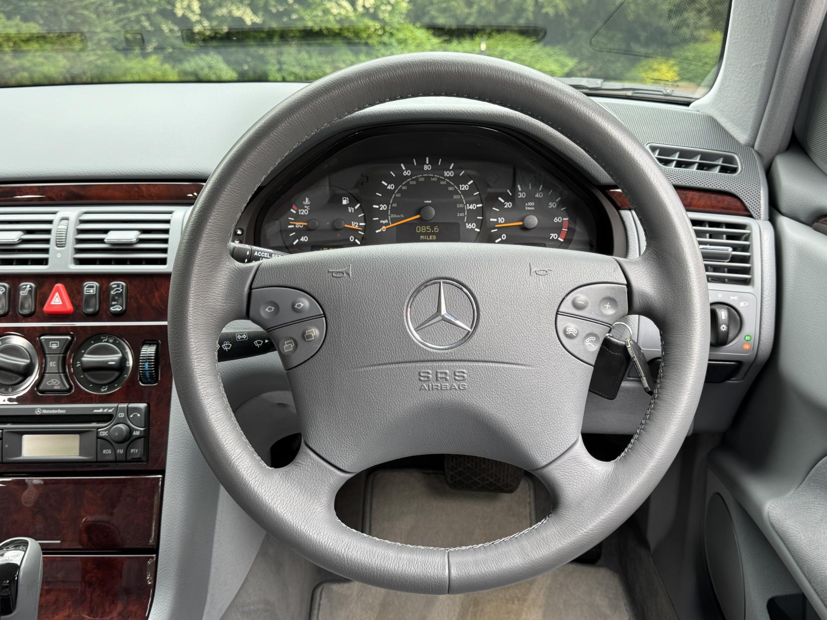 Mercedes-Benz E Class 2.6 E240 Elegance Saloon 4dr Petrol Automatic (261 g/km, 170 bhp)
