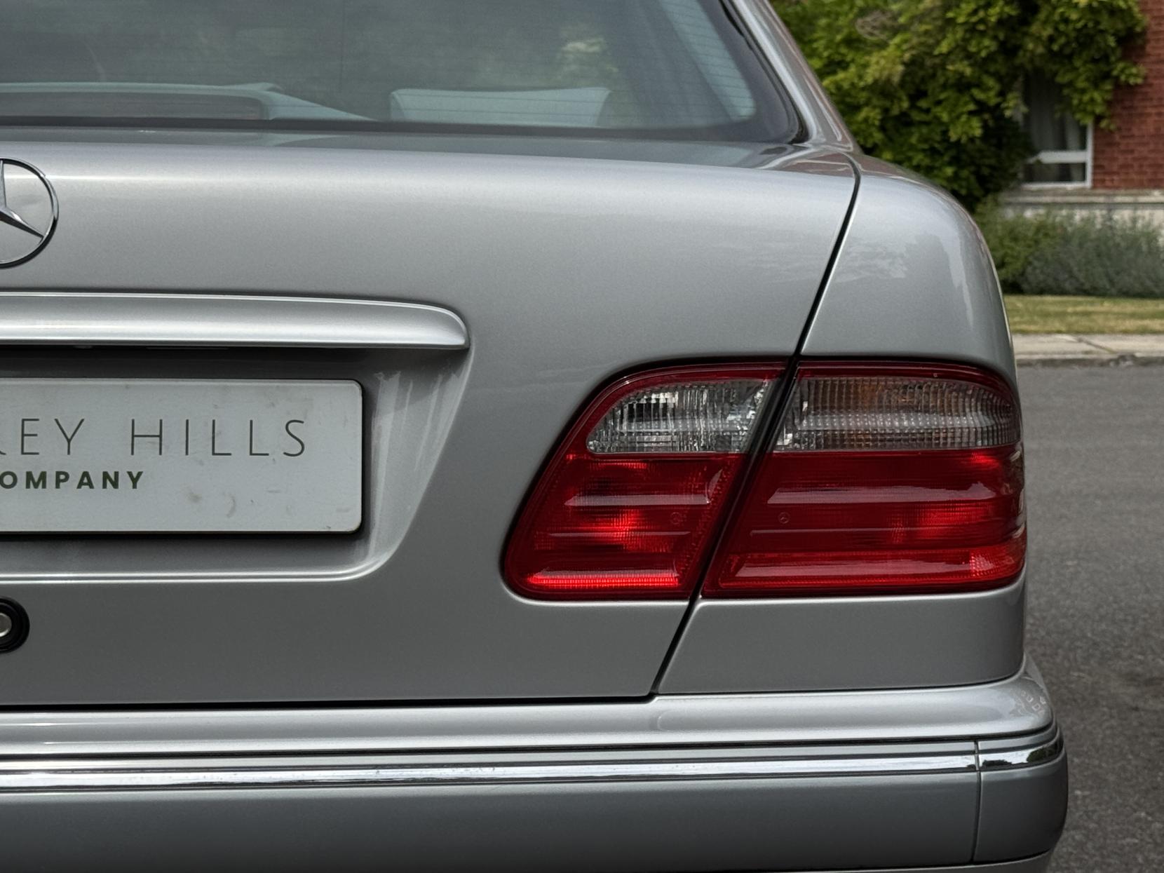 Mercedes-Benz E Class 2.6 E240 Elegance Saloon 4dr Petrol Automatic (261 g/km, 170 bhp)
