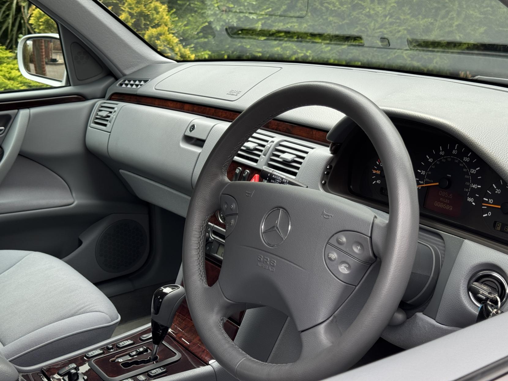 Mercedes-Benz E Class 2.6 E240 Elegance Saloon 4dr Petrol Automatic (261 g/km, 170 bhp)