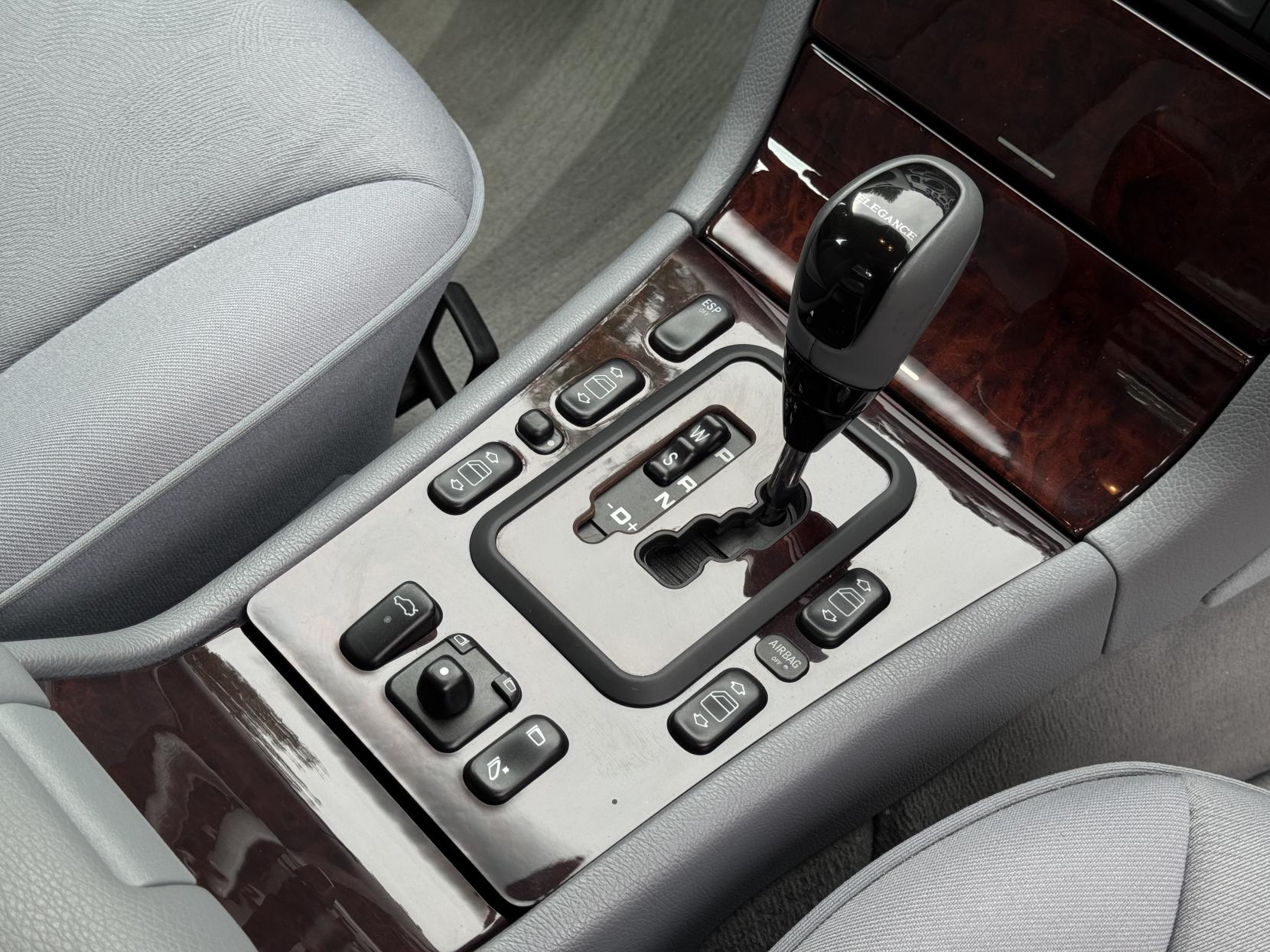 Mercedes-Benz E Class 2.6 E240 Elegance Saloon 4dr Petrol Automatic (261 g/km, 170 bhp)