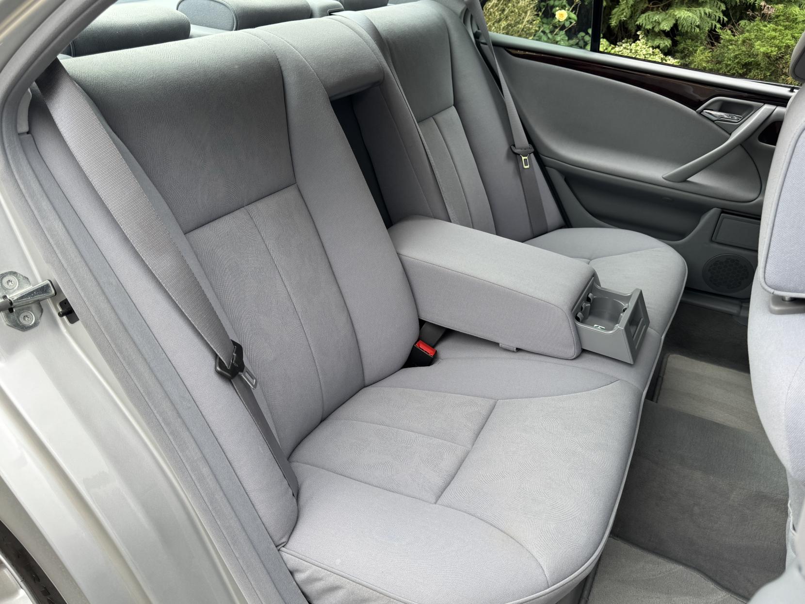 Mercedes-Benz E Class 2.6 E240 Elegance Saloon 4dr Petrol Automatic (261 g/km, 170 bhp)