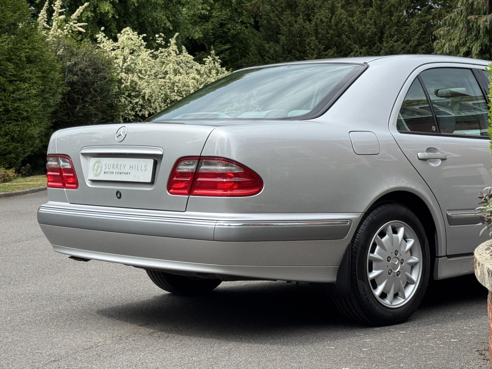 Mercedes-Benz E Class 2.6 E240 Elegance Saloon 4dr Petrol Automatic (261 g/km, 170 bhp)