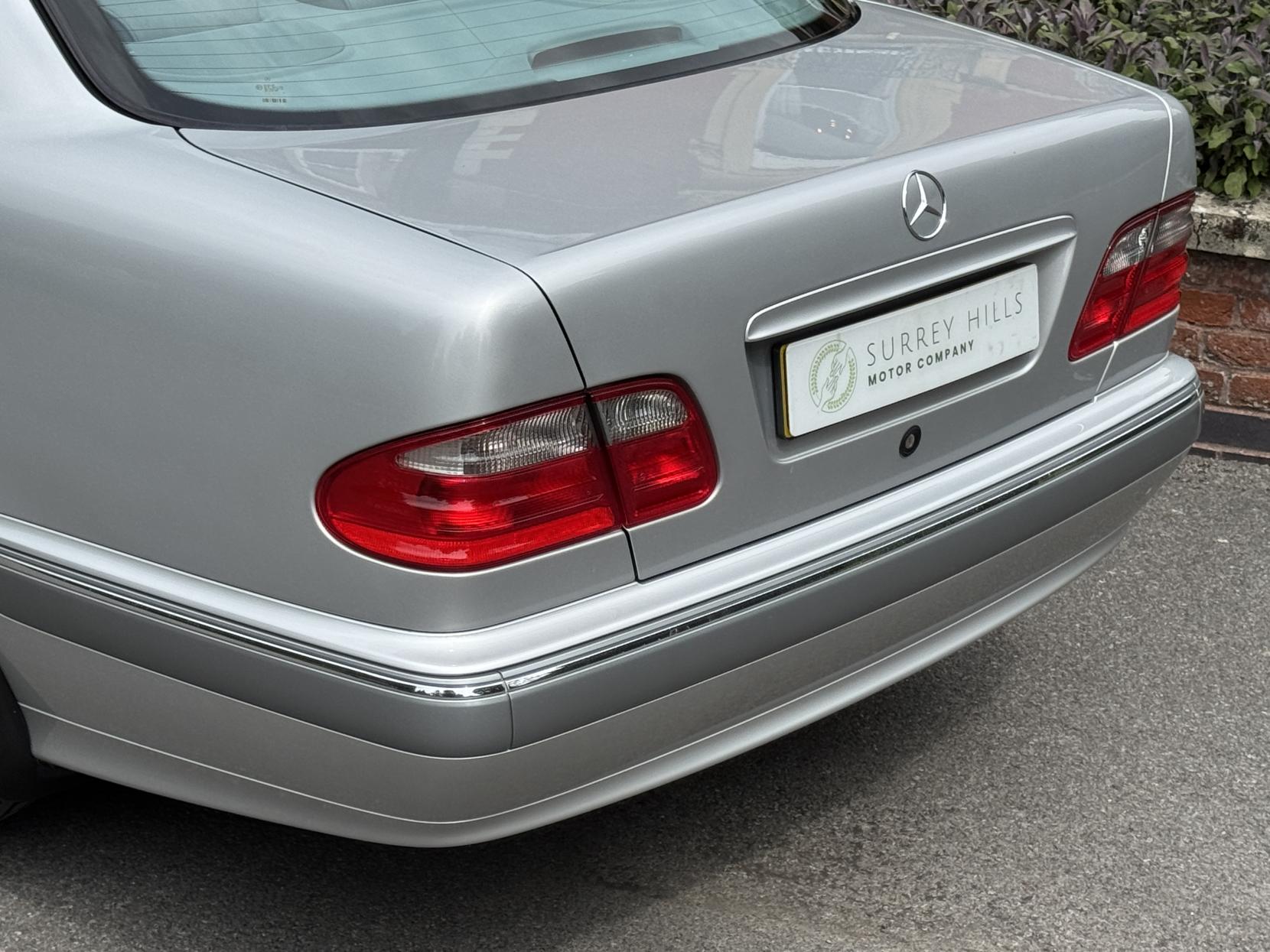 Mercedes-Benz E Class 2.6 E240 Elegance Saloon 4dr Petrol Automatic (261 g/km, 170 bhp)
