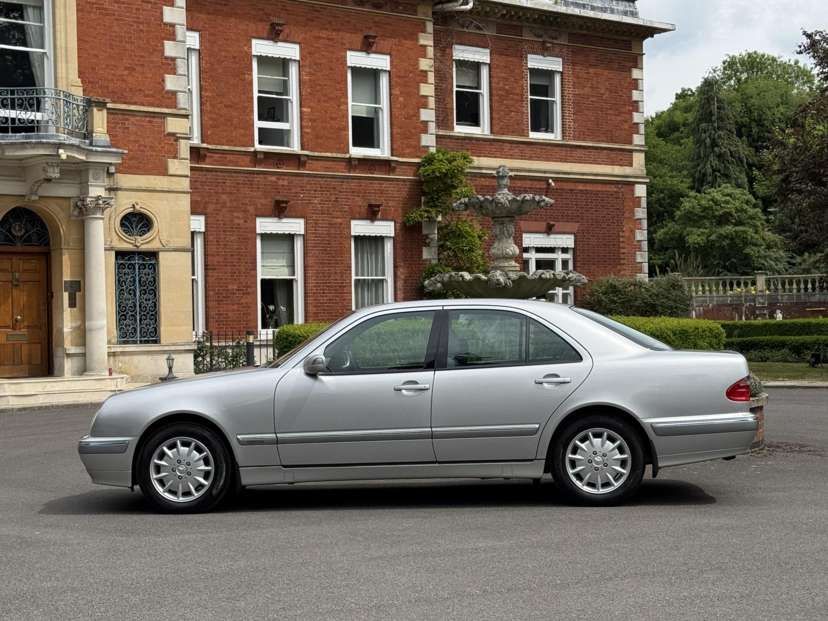 Mercedes-Benz E Class 2.6 E240 Elegance Saloon 4dr Petrol Automatic (261 g/km, 170 bhp)