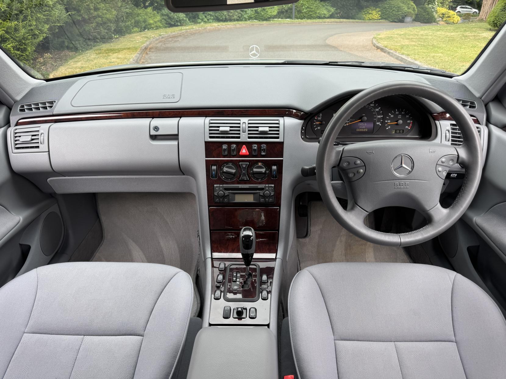 Mercedes-Benz E Class 2.6 E240 Elegance Saloon 4dr Petrol Automatic (261 g/km, 170 bhp)