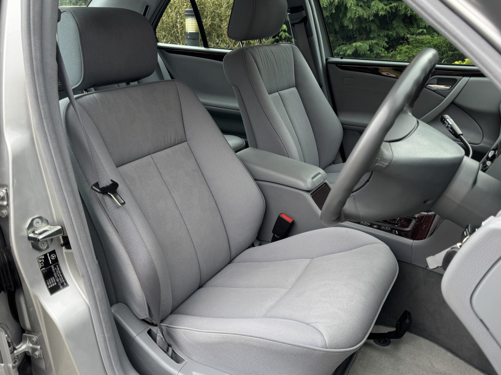 Mercedes-Benz E Class 2.6 E240 Elegance Saloon 4dr Petrol Automatic (261 g/km, 170 bhp)