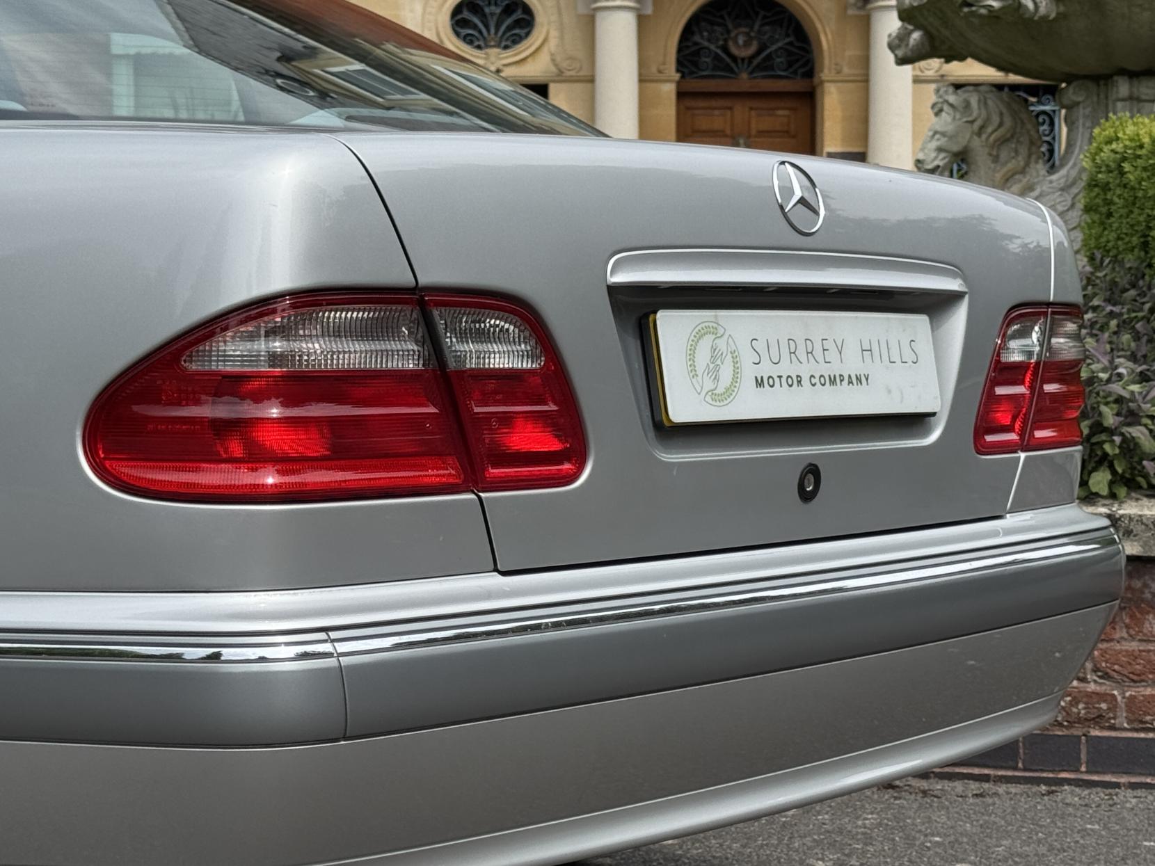 Mercedes-Benz E Class 2.6 E240 Elegance Saloon 4dr Petrol Automatic (261 g/km, 170 bhp)