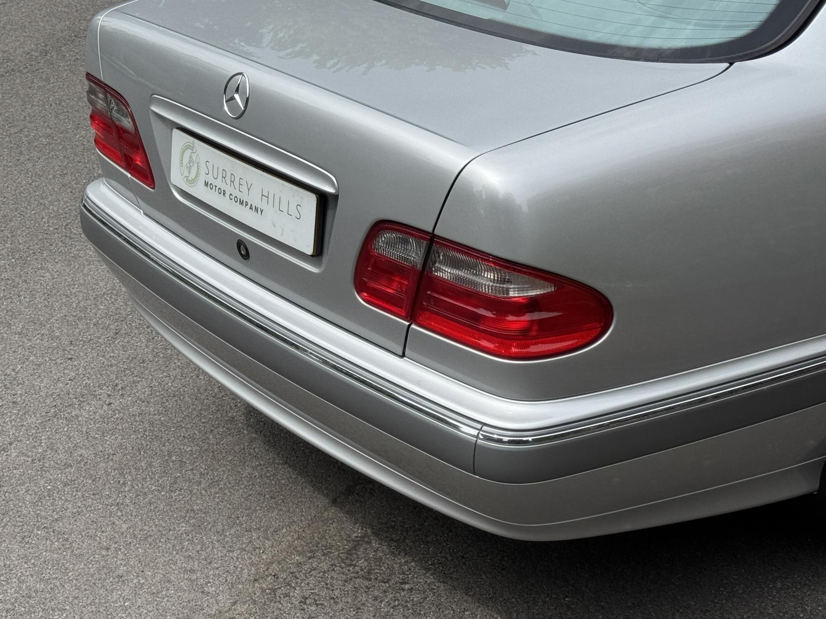 Mercedes-Benz E Class 2.6 E240 Elegance Saloon 4dr Petrol Automatic (261 g/km, 170 bhp)