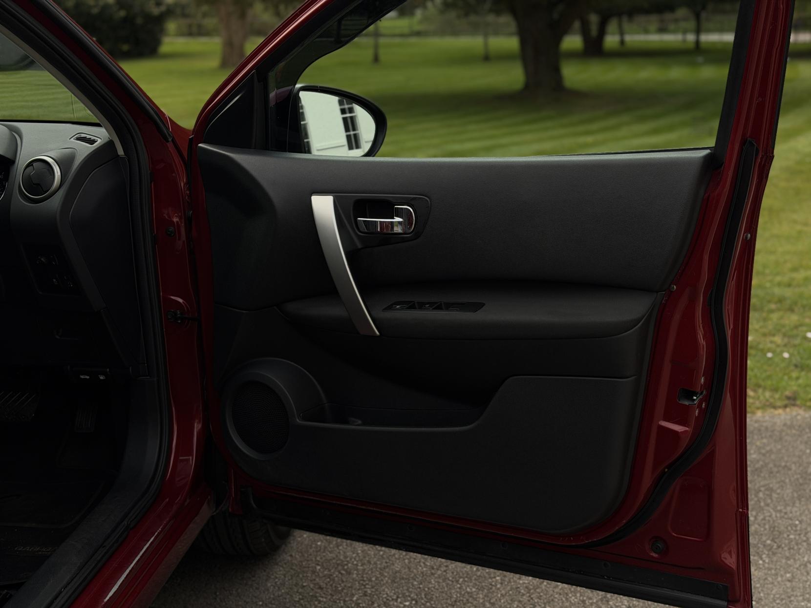 Nissan Qashqai 1.6 Acenta SUV 5dr Petrol CVT 2WD Euro 5 (117 ps)