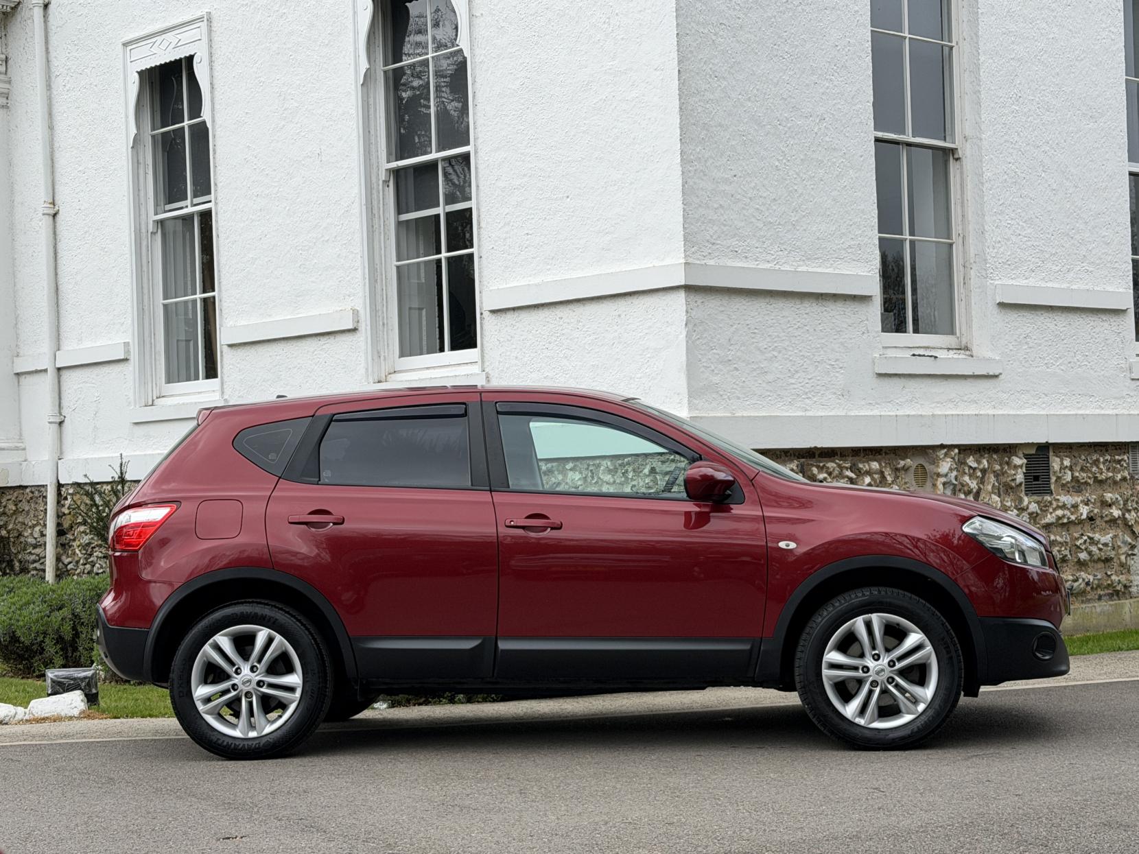 Nissan Qashqai 1.6 Acenta SUV 5dr Petrol CVT 2WD Euro 5 (117 ps)