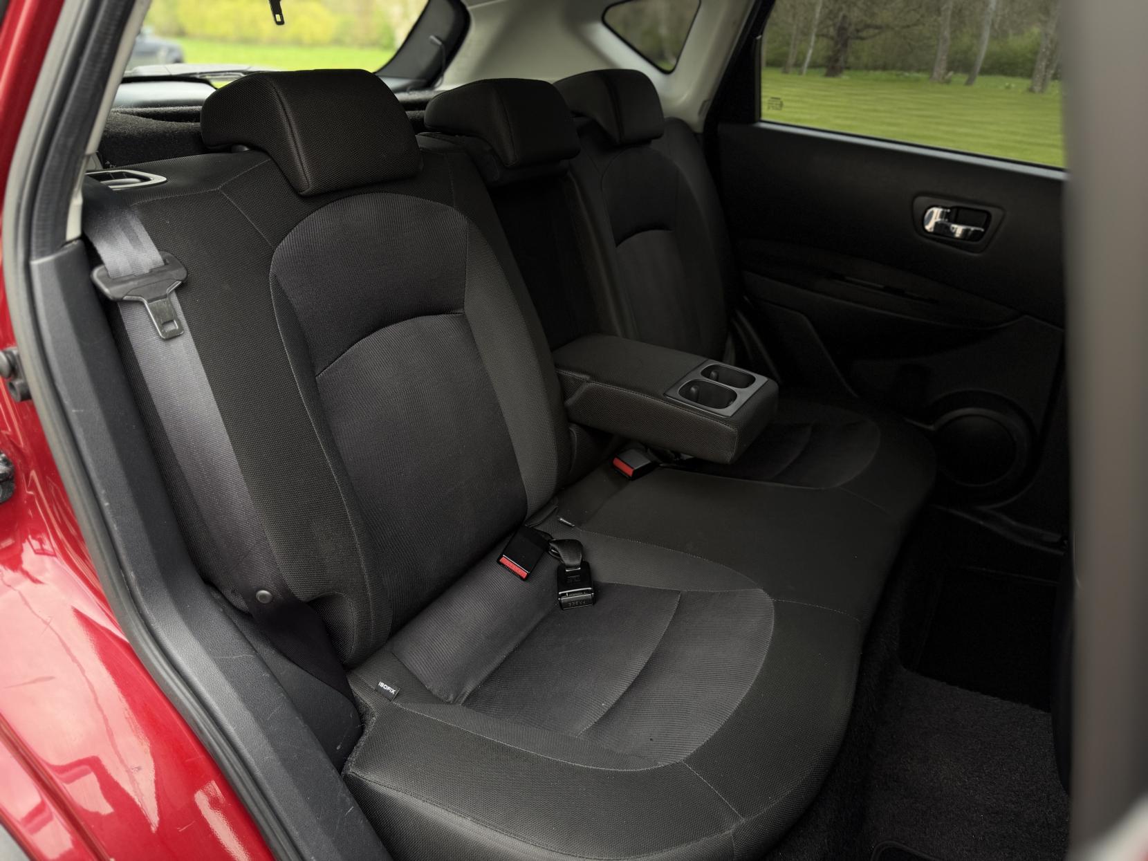 Nissan Qashqai 1.6 Acenta SUV 5dr Petrol CVT 2WD Euro 5 (117 ps)